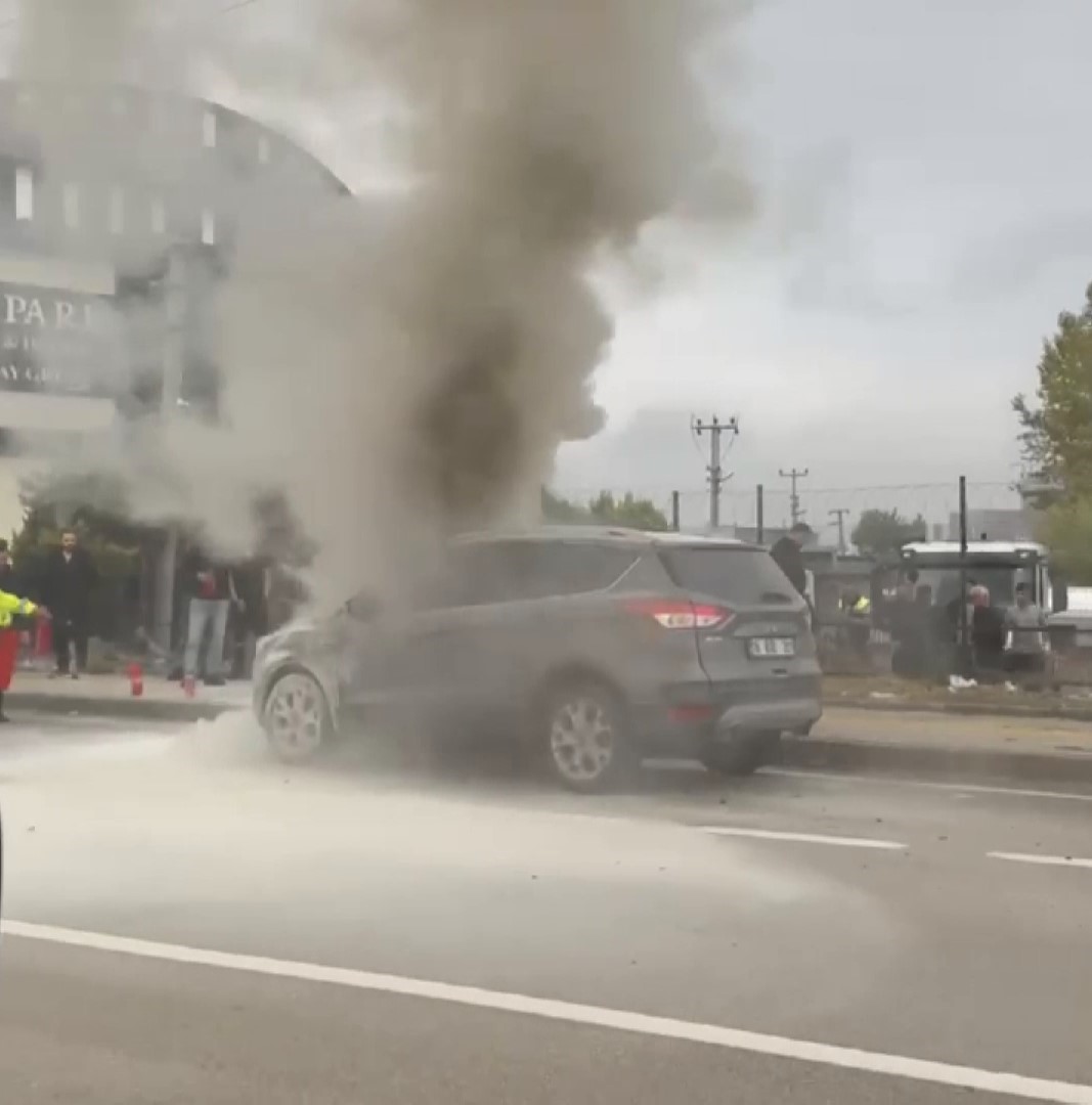 Seyir halinde alev alan otomobile polisler müdahale etti