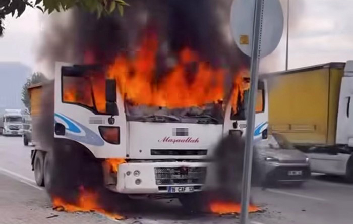Seyir halindeki kamyon alev alev yandı