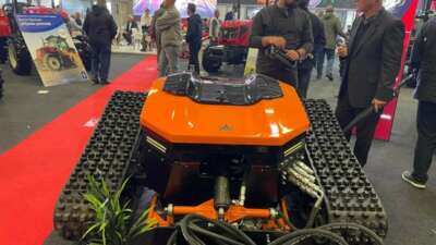 Tarlada traktör savaşta silah