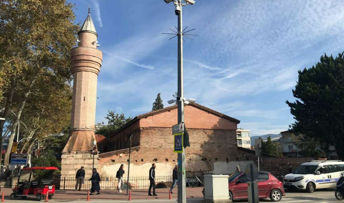Tepki çeken restorasyon: “602 yıllık minare ayakta, 18 yıllık minare çürüyor” Bursa'nın İznik ilçesinde 602