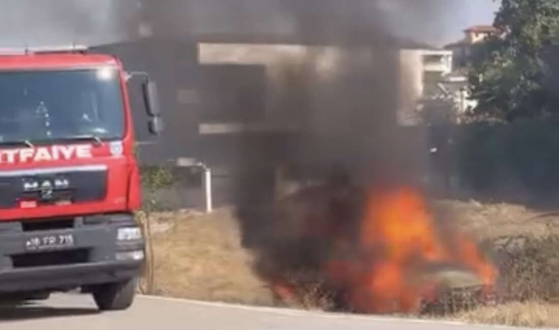 Terk edilmiş otomobil alev alev yandı Bursa'nın Osmangazi ilçesinde arsaya