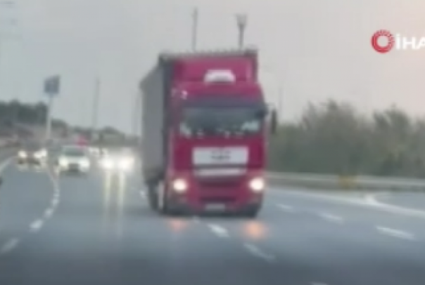Tır şoförünün tehlikeli seyri kamerada