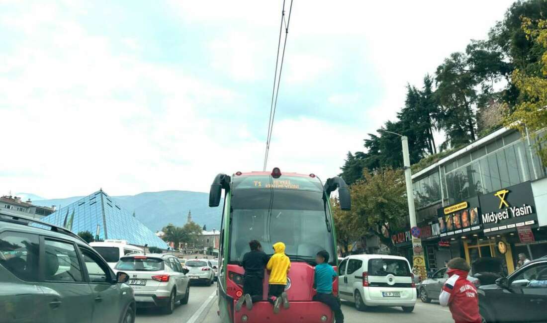 Bursa'da dört çocuk, seyir