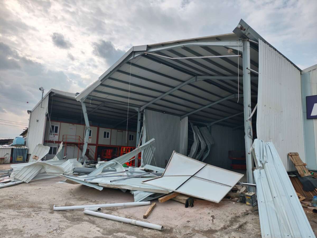 Ürünlü’de iki kaçak yapı yıkıldı