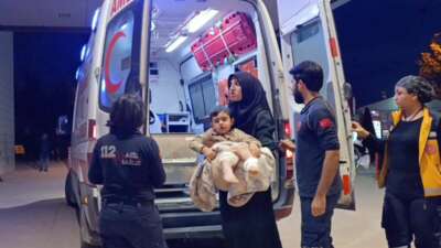 Üzerine çaydanlık devrilen çocuk yaralandı