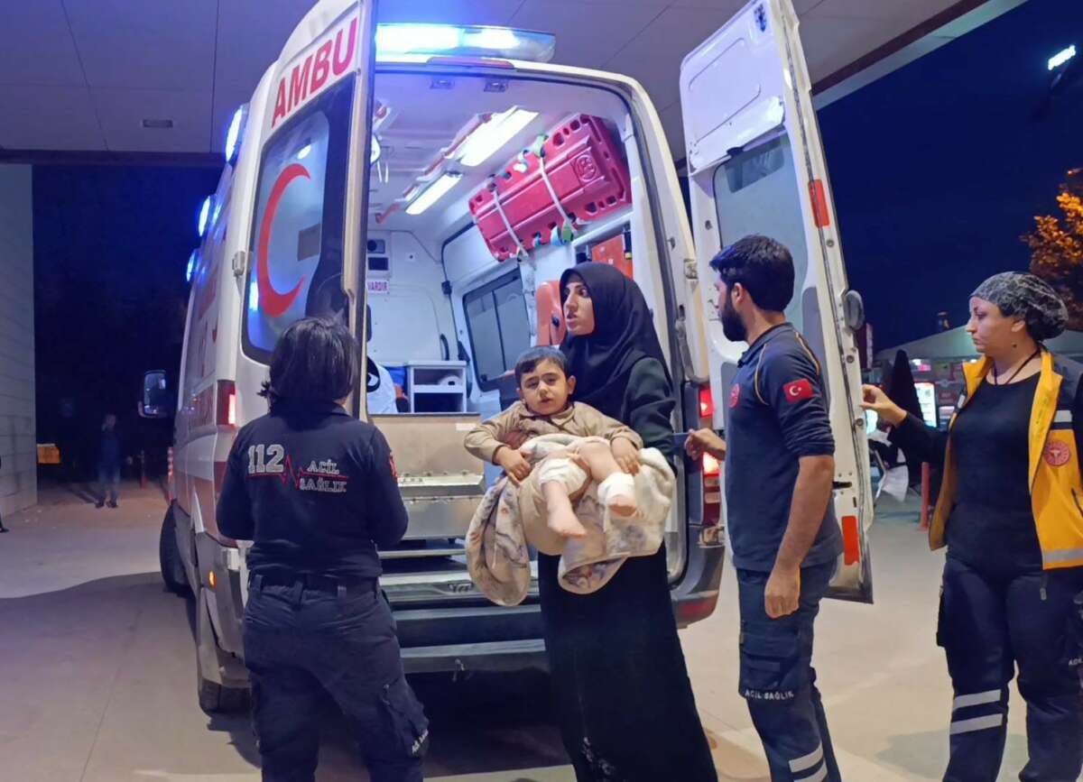 Üzerine çaydanlık devrilen çocuk yaralandı