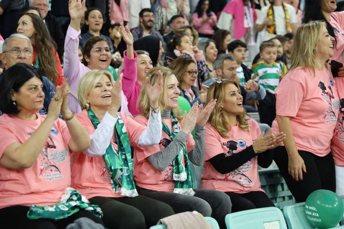 Yeşil beyaz tribünlerde pembe farkındalık