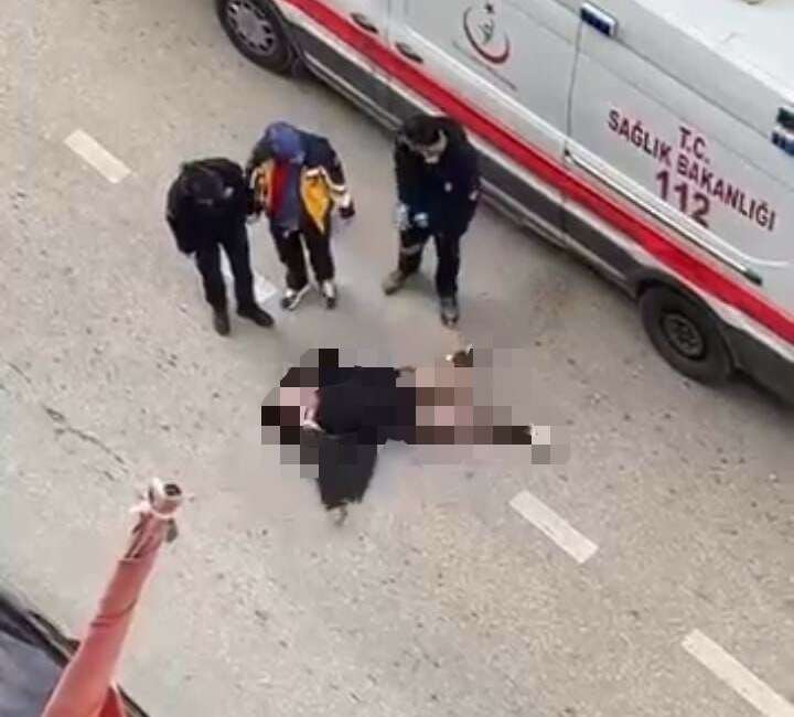 Yolun ortasında yatan kadın, sinir krizi geçirdi Bursa'da sabahın ilk ışıklarında