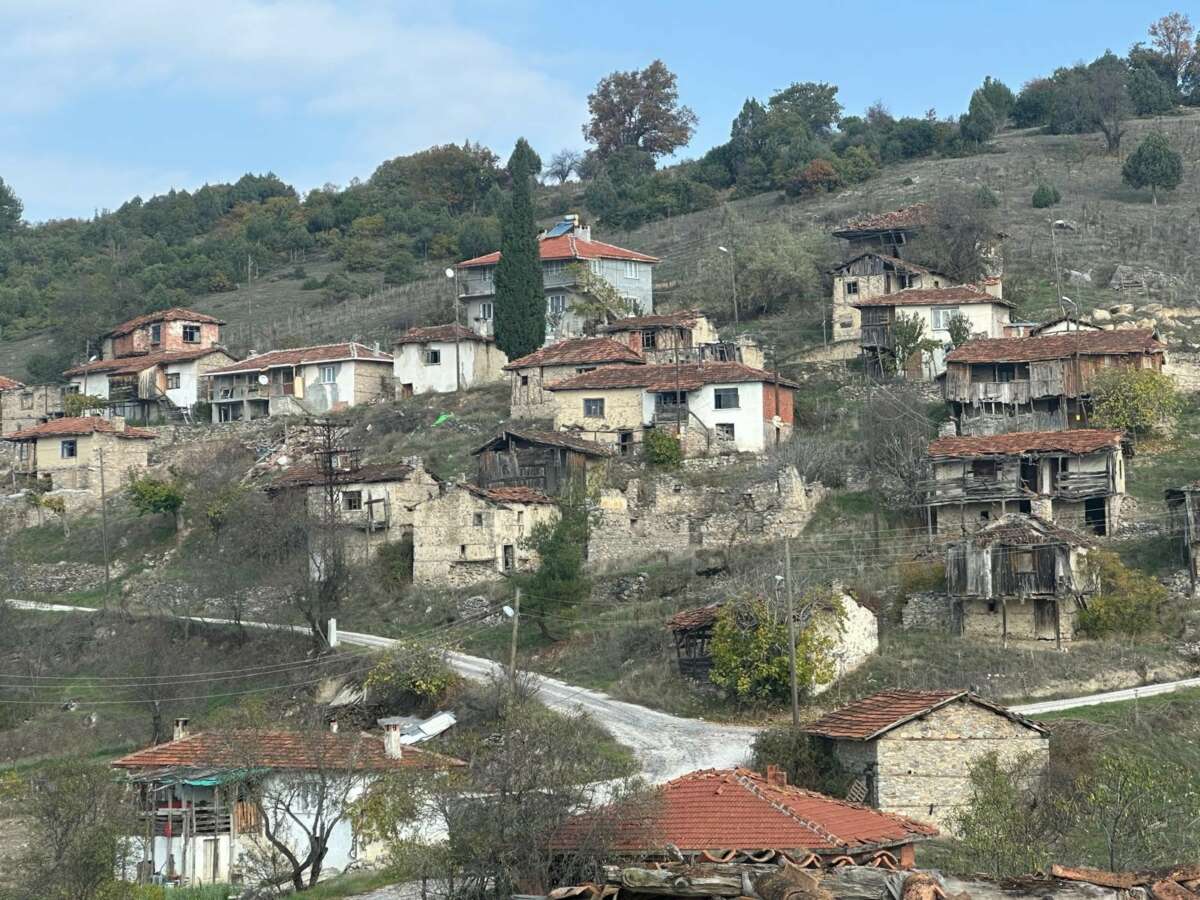 450 yıllık köy hayalet köye dönüştü…Köyde sadece 4 kişi yaşıyor