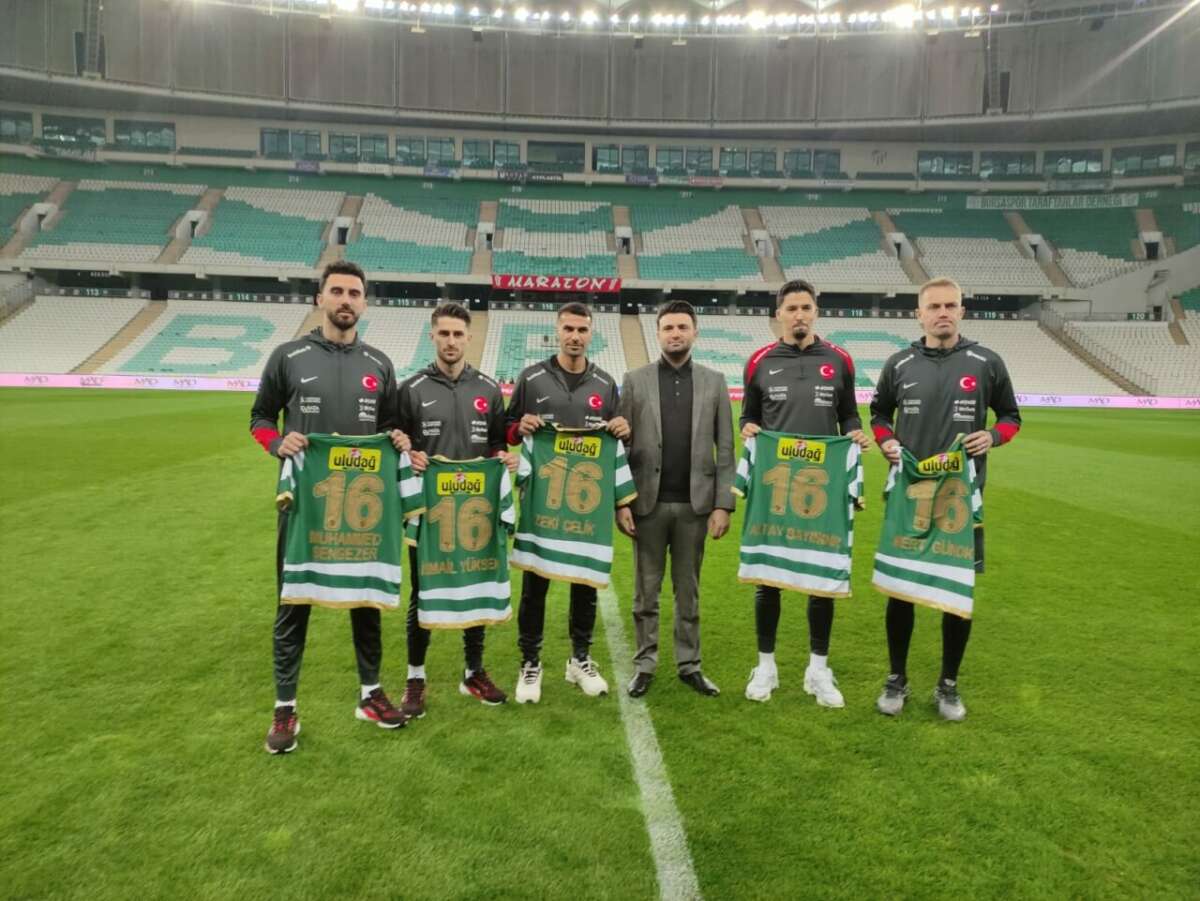 A Millî Takım Bursa’da! Başkan Çelik’ten Millilere Sürpriz Bursaspor Hediyesi