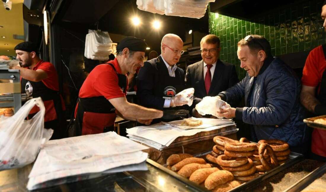 AK Parti Bursa İl Başkanı Davut Gürkan çarşı esnafıyla bir araya geldi AK Parti Bursa İl Başkanı Davut