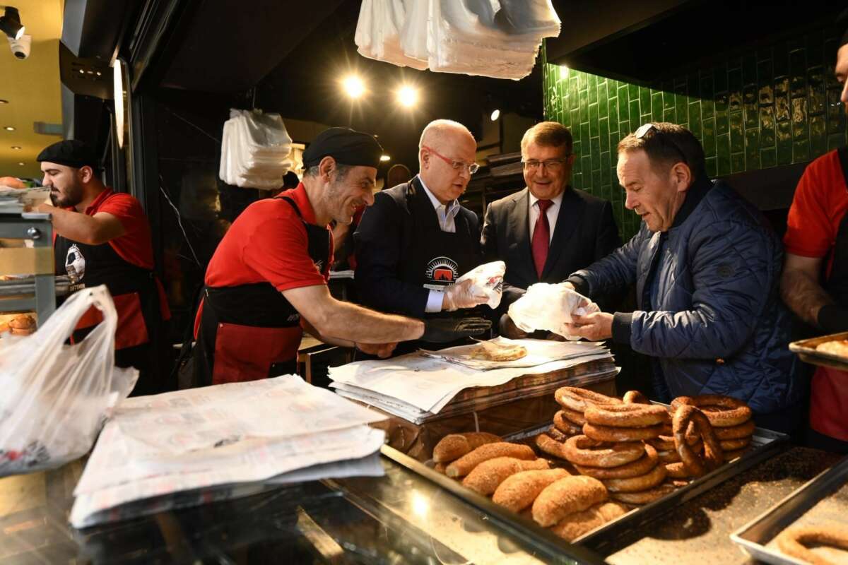 AK Parti Bursa İl Başkanı Davut Gürkan çarşı esnafıyla bir araya geldi