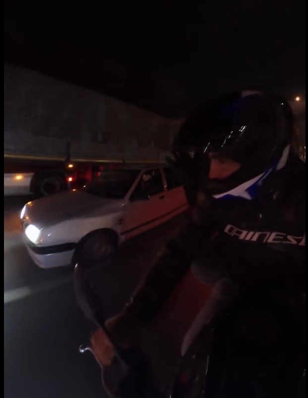 Motosiklete yandan çarpan araç, yoluna bir şey olmamış gibi devam etti