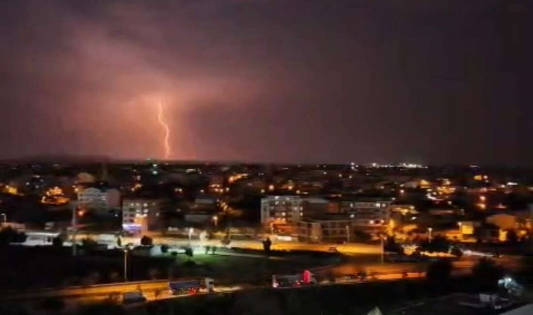 Bursa’da şimşekler geceyi gündüze çevirdi Bursa'nın Karacabey ilçesinde akşam