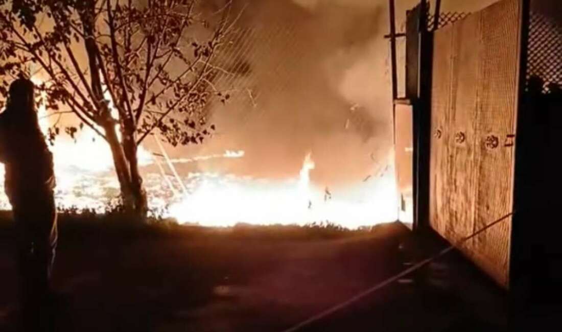 Bursa’da trafo yangını meyve kasalarına sıçradı Bursa’da trafoda çıkan yangın,