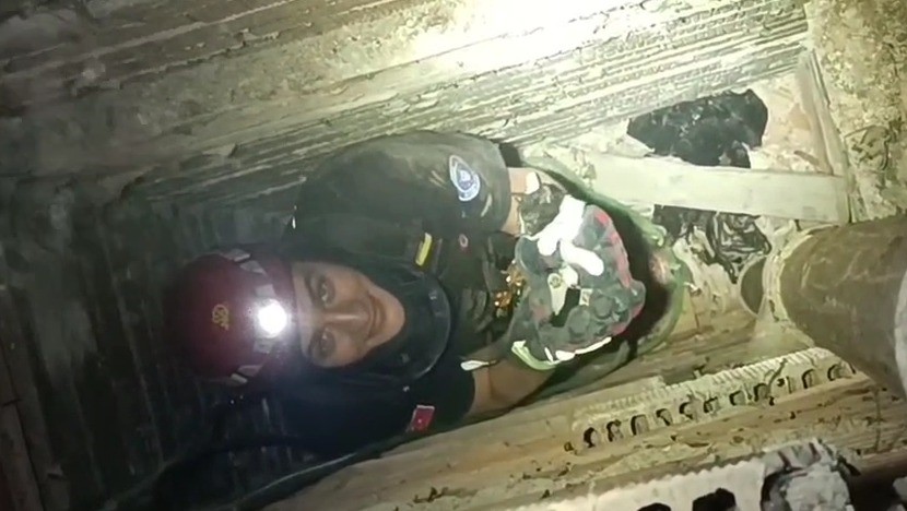 Apartman boşluğunda mahsur kalan yavru kediyi itfaiye kurtardı