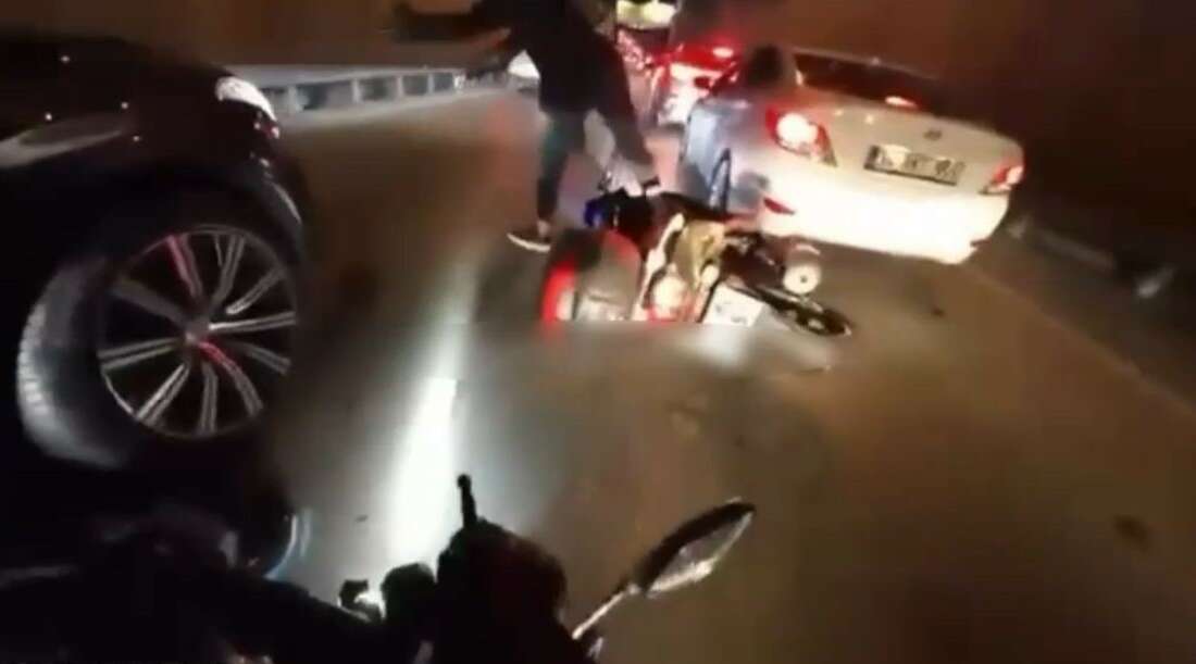 Araba arasından geçen motosiklete arkadan çarpıldı Bursa’nın Osmangazi ilçesinde anayolda