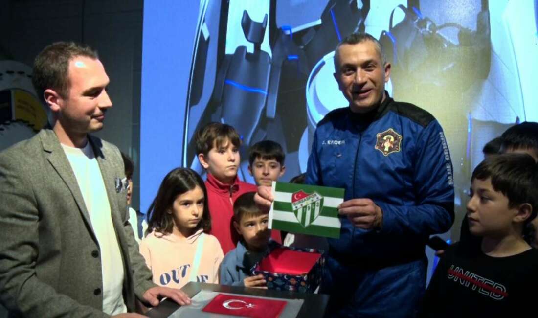 Astronot Gökhan Erdem, Bursaspor bayrağını GUHEM’e teslim etti Türkiye'nin üçüncü astronotu Gökhan