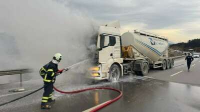 Bilecik’te seyir halindeki beton mikseri bir anda alev aldı