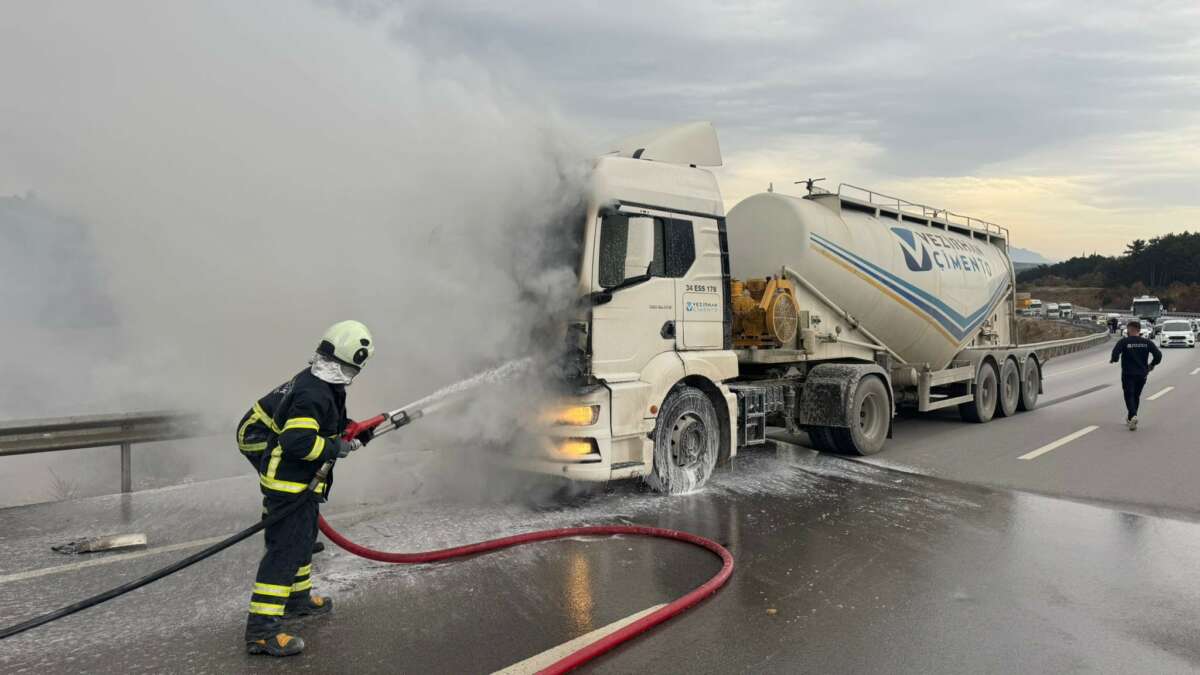 Bilecik’te seyir halindeki beton mikseri bir anda alev aldı