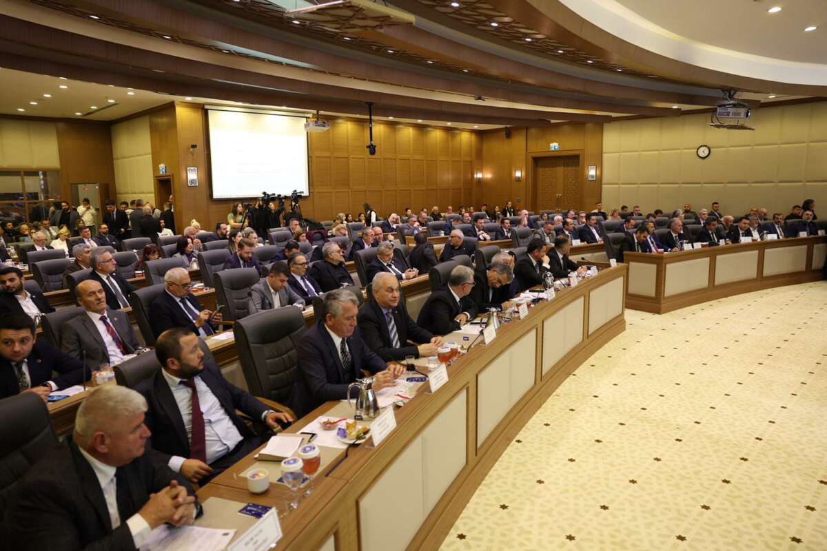 Bursa Büyükşehir Belediye Meclisi’nden şehitlere saygı duruşu