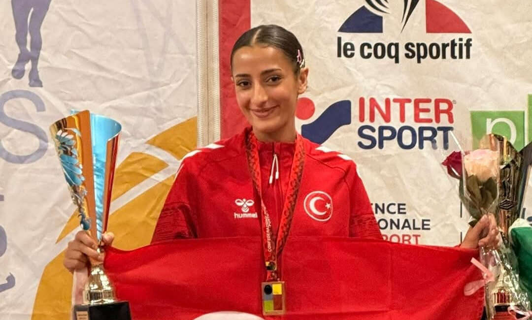 Bursa Büyükşehir Belediyesporlu Nazmiye Ak dünya üçüncüsü Bursa Büyükşehir Belediyesporlu Nazmiye