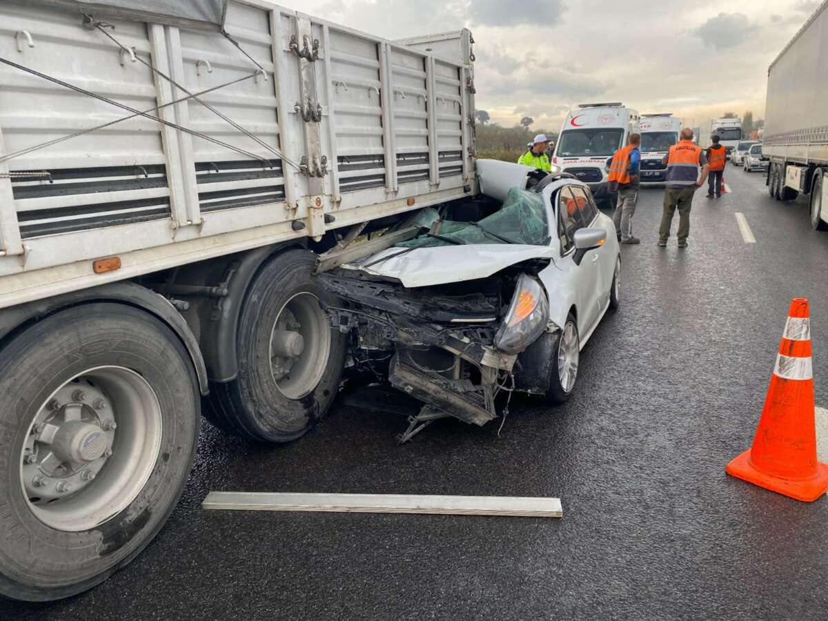 Bursa İnegöl’de otomobil tırın altına girdi: 4 yaralı