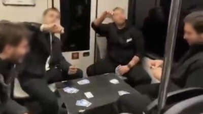 Bursa'da metro içerisinde masa kuran