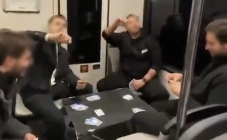 Bursa'da metro içerisinde masa