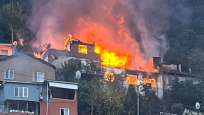 Bursa’da 2 katlı binayı saran alevler dronla görüntülendi