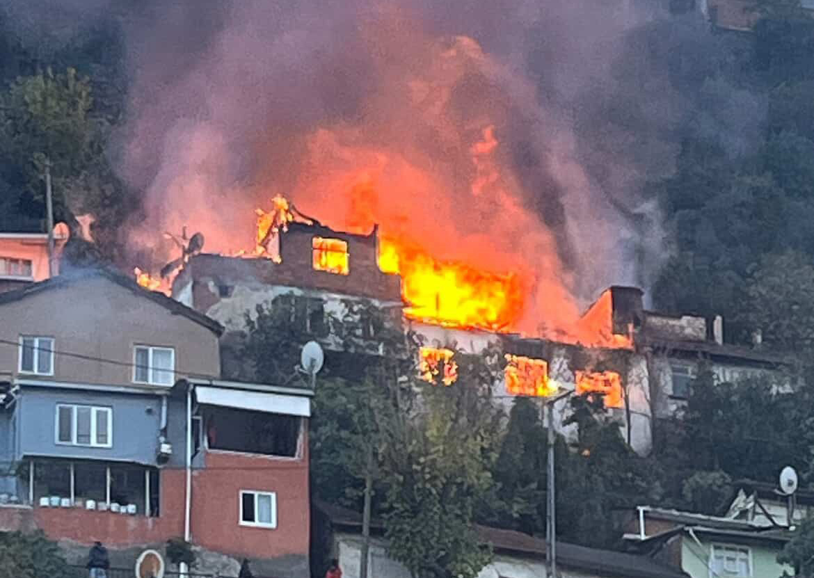 Bursa’da 2 katlı binayı saran alevler dronla görüntülendi