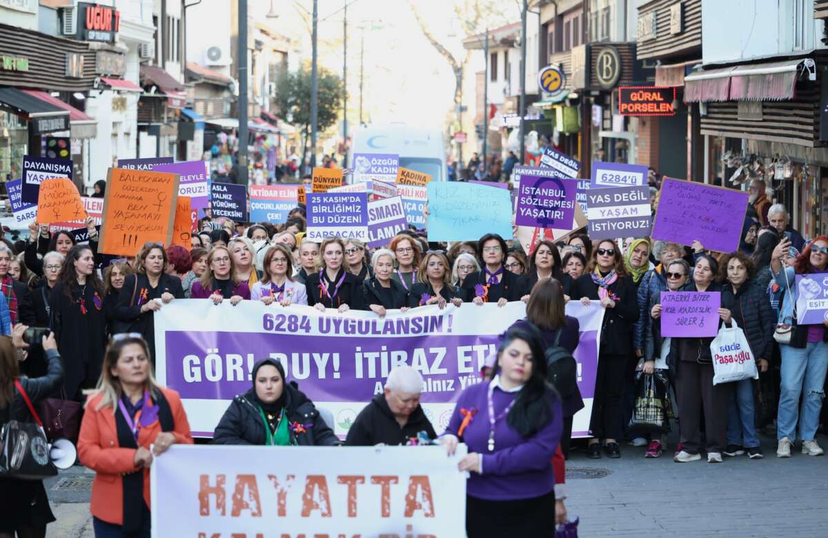 Bursa’da binlerce kadın şiddetsiz bir yaşam, adalet ve eşitlik için yürüdü