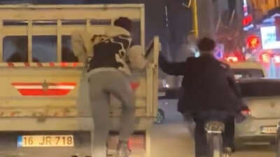 Bursa’da gençlerin tehlikeli yolculuğu kamerada