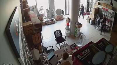 Bursa’da hissedilen deprem anı kameraya yansıdı