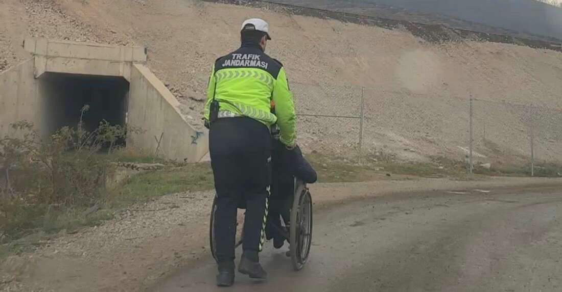 Bursa’da kahraman jandarmadan yağmur altında yürek ısıtan hareket Bursa’nın Gürsu ilçesine bağlı