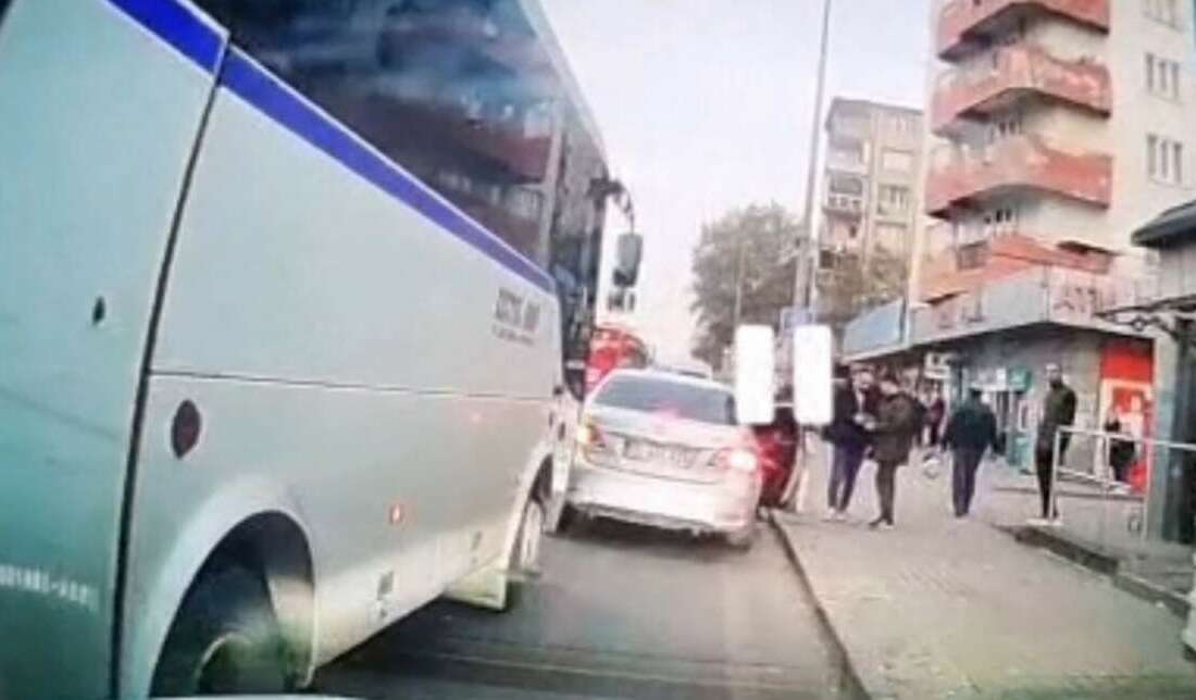 Bursa’da trafikte yol verme tartışması kamerada Bursa'da servis aracı ile