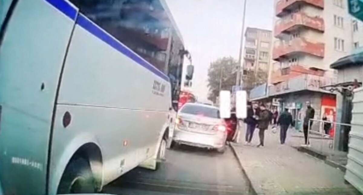 Bursa’da trafikte yol verme tartışması kamerada