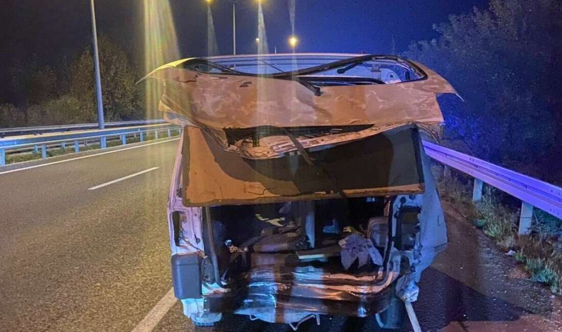 Çekici kamyonet, ticari araca çarptı : 2 ölü Bursa'nın İnegöl ilçesinde meydana