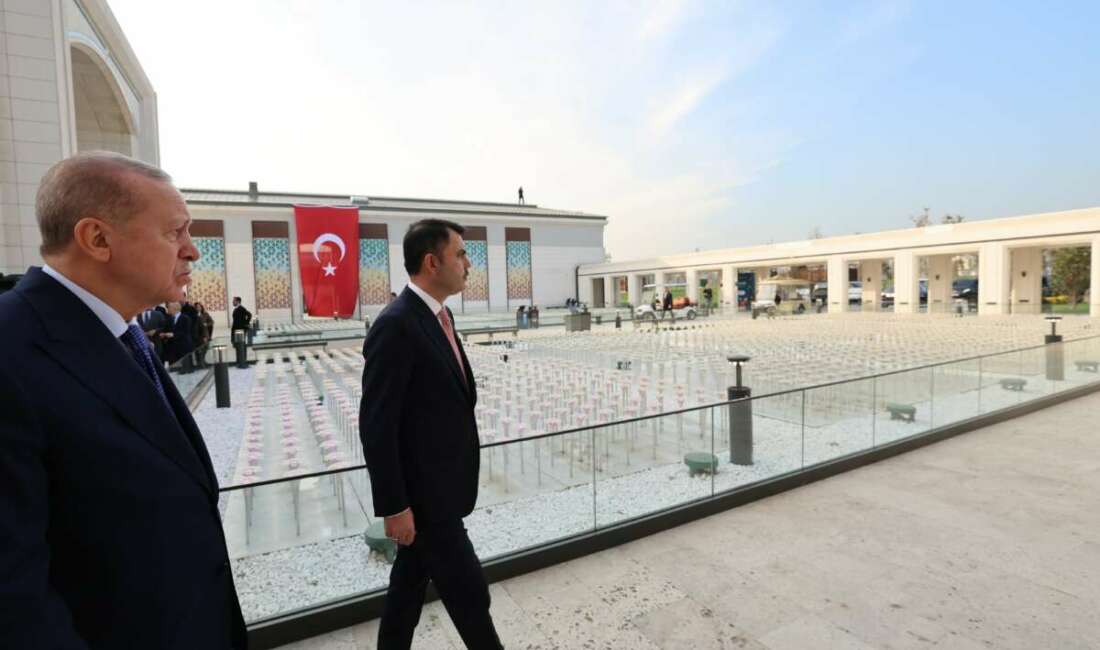 Cumhurbaşkanı Erdoğan, Atatürk Havalimanı Millet Bahçesi’nde esnafı ziyaret etti Cumhurbaşkanı Recep Tayyip Erdoğan, açılışına