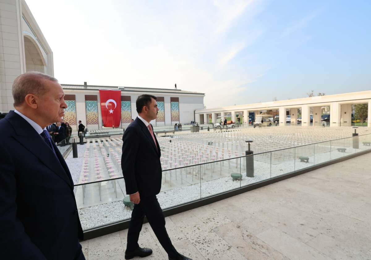 Cumhurbaşkanı Erdoğan, Atatürk Havalimanı Millet Bahçesi’nde esnafı ziyaret etti