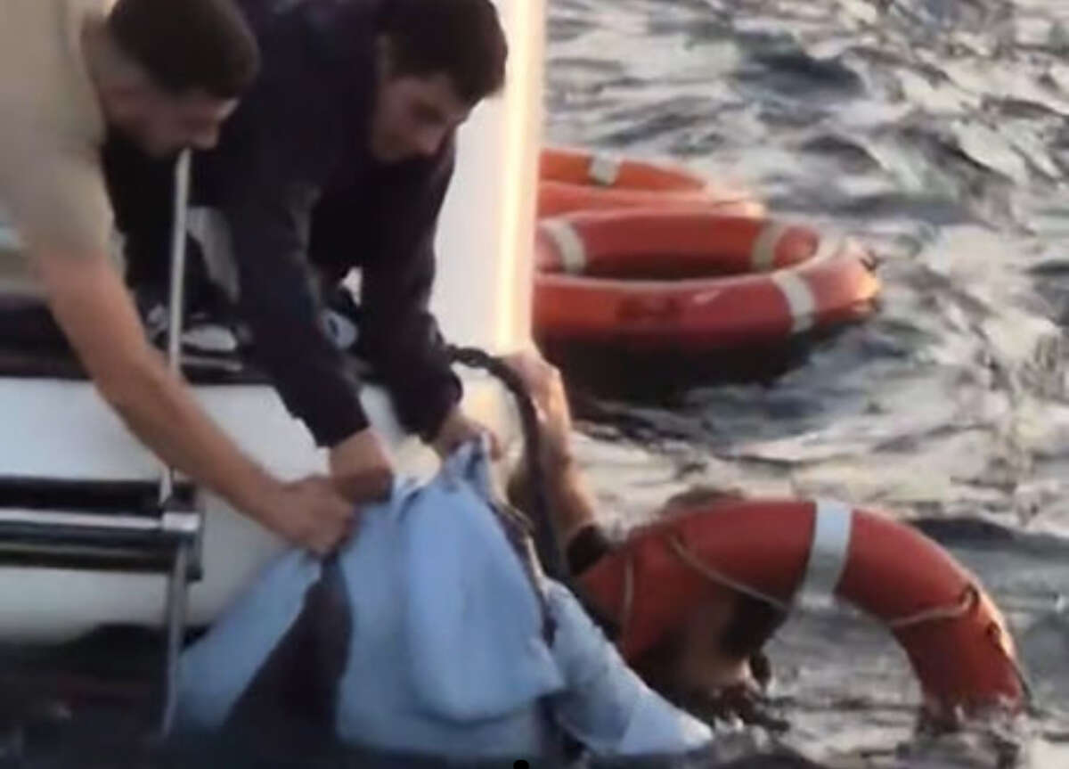 Boğaz’da can pazarı: Denize düşen kadını çevredekiler kurtardı