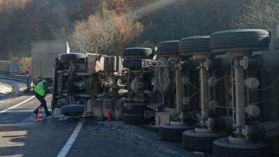 Devrilen tırın sürücüsü yaralandı