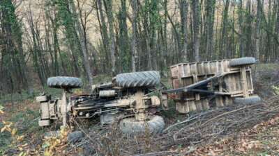 Devrilen traktördeki 2 kişi yaralandı