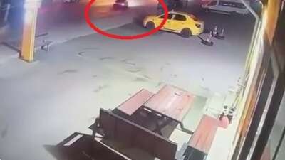 Drift atıp tozu dumana kattı, kaza yapıp böyle kaçtı