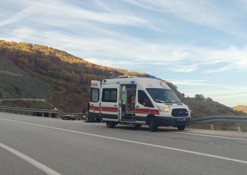 Elektrik direğine çarpan aracın sürücüsü yaralandı Bilecik'te kontrolden çıkarak elektrik