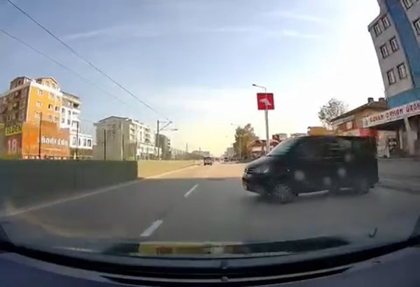 Freni Boşalan Minibüs facianın eşiğinden döndü! Bursa'da el freni çekilmeden