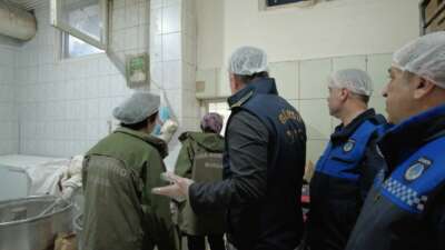 Gürsu zabıta ekipleri, gıda denetimleriyle göz açtırmıyor