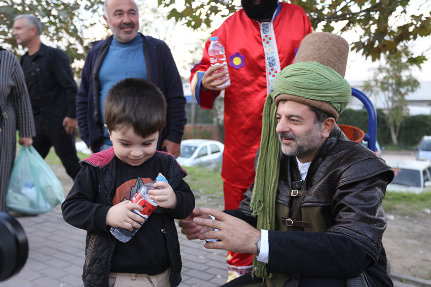 Gürsu’da Başkan Işık Evliya Çelebi oldu, su dağıttı