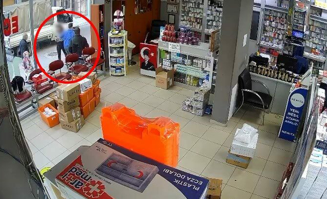 Hava almak için dışarı çıkan eczacının üzerine atladı: “Çıplak sandım” Bursa'nın Yıldırım ilçesinde eczane