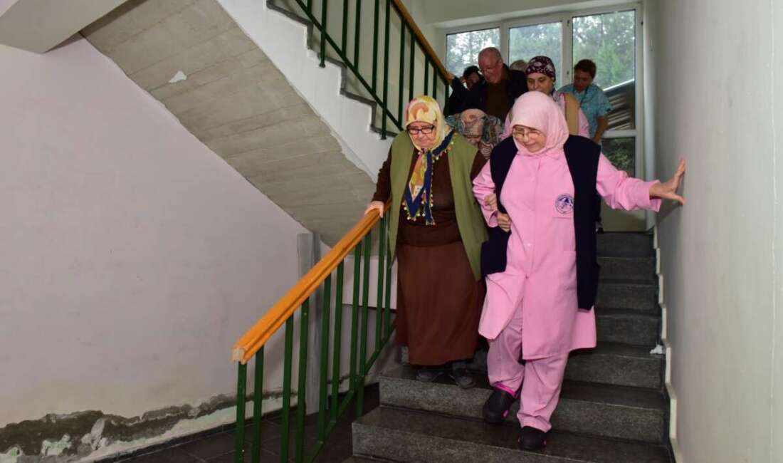 Huzurevinde deprem ve yangın tatbikatı Büyükşehir Belediyesi tarafından Dörtçelik Huzurevi’nde